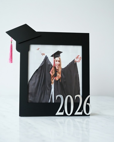 Mezuniyet Temalı 2026 Yazılı Pleksi Fotoğraf Çerçevesi Kep Detaylı